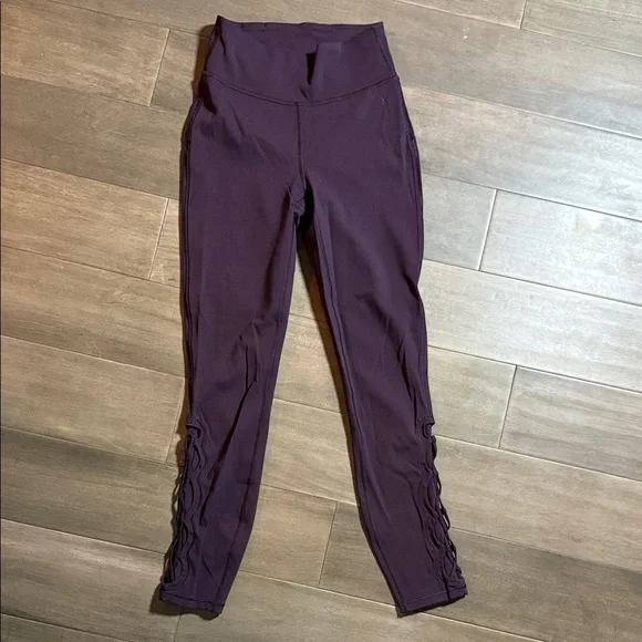 Lululemon Tied To It 7/8 Leggings in Black Cherry SZ 4 - Picture 2 of 5